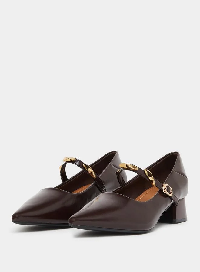 تايك تو حذاء منمق بجلد لامع ومزين بإبزيم